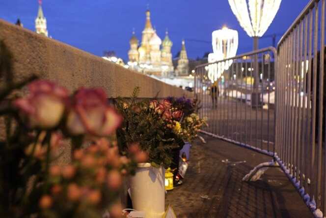 В Москве полиция огородила мемориал на месте убийства Немцова и задержала волонтеров