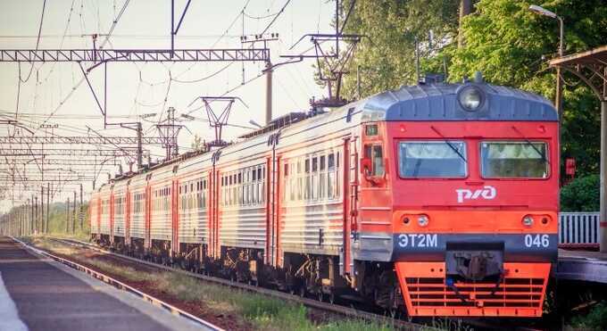 Девушка в наушниках попала под электричку в Петербурге и осталась без ног