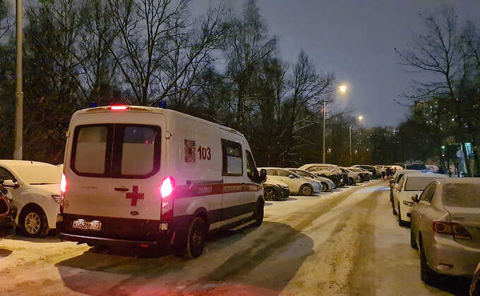 В Москве школьница спрыгнула с третьего этажа, потому что мама не пускала её к подруге