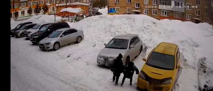 Двое школьников сбежали из дома и прокололи колеса у 10 автомобилей