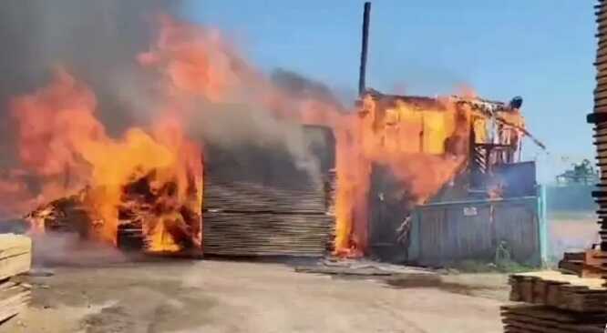 В Братске произошел пожар на складе пиломатериалов