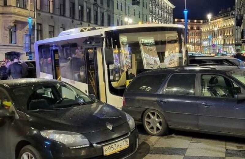 Водитель автобуса, который попал в ДТП в Петербурге, был доставлен в реанимацию