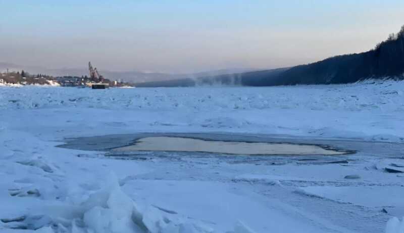 В Иркутской области автомобиль с пассажирами провалился под лед на реке Витим