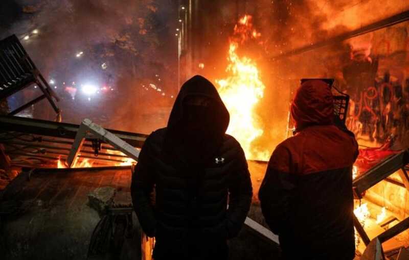 Протестующие в Тбилиси используют пиротехнику для нападения на полицию