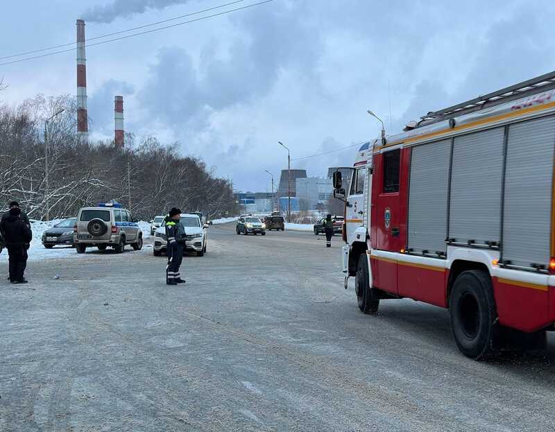 После удара беспилотного летательного аппарата в Астрахани чувствуется сильный запах газа