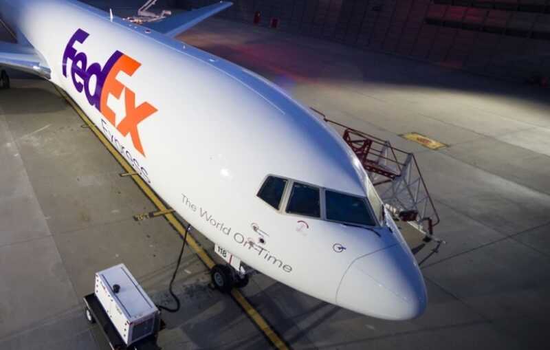 Самолет FedEx совершил вынужденную посадку из-за возгорания двигателя