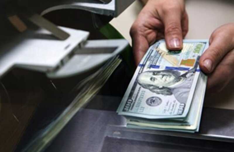 Жители России стали быстрее продавать наличную валюту