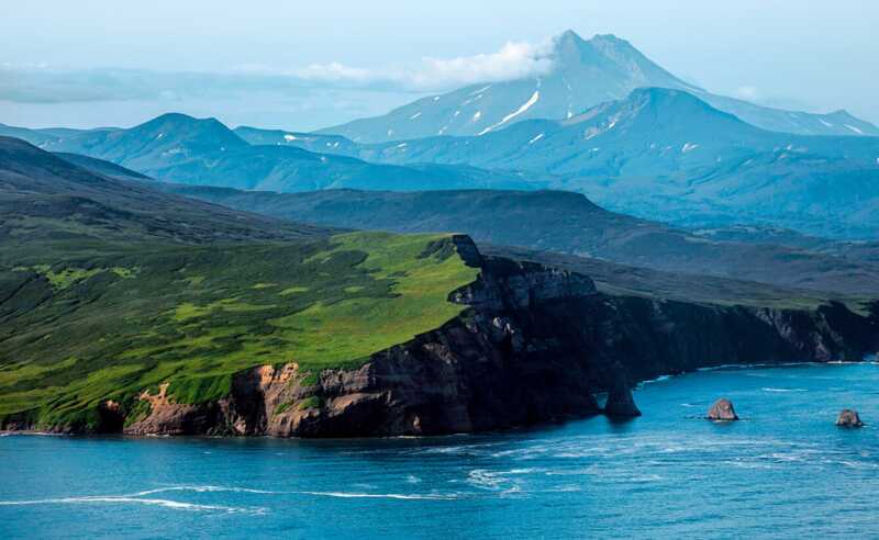 На Камчатке мужчина упал в море с палубы прогулочного судна