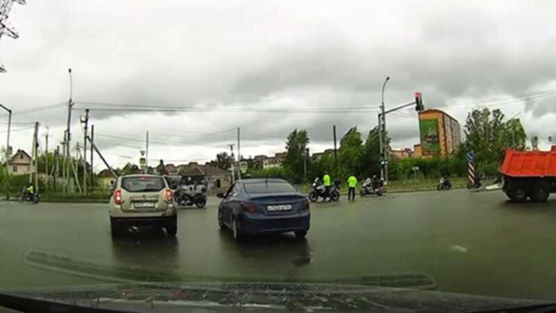 Новосибирские мотоциклисты, притворяясь инспекторами ГАИ, пугали автолюбителей на видео