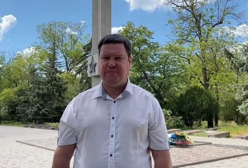В Херсонской области сменили руководителя из-за «неподобающего поведения» на мемориале