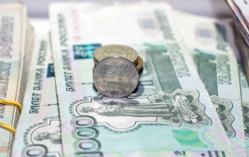 Рост зарплат в России замедляется вдвое из-за стагнации экономики