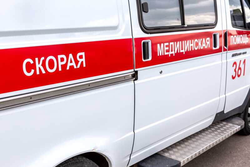 В Санкт-Петербурге неизвестные выбросили комод с балкона, попав при этом в ребенка