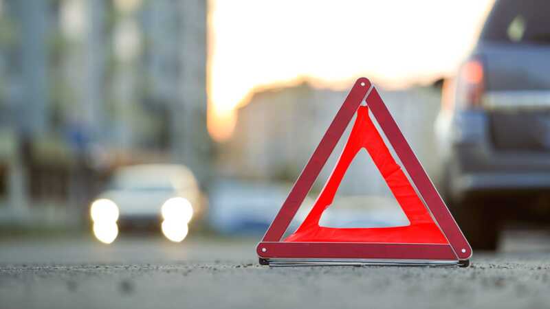 В Санкт-Петербурге пассажирский автобус врезался в грузовик, припаркованный на обочине