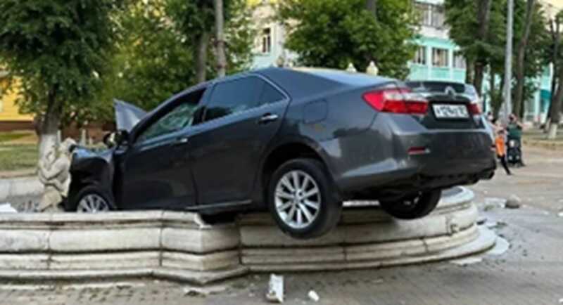В Подмосковье автомобиль иностранного производства врезался в фонтан около здания городской администрации