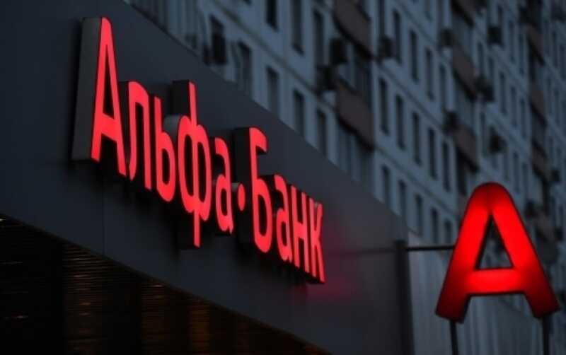 Альфа-Банк организовал великолепный приём на ПМЭФ с элитным шампанским и блюдами с икрой