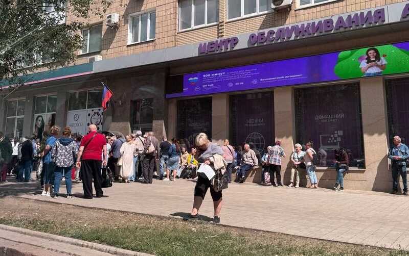 В «ДНР» начали принудительную перерегистрацию SIM-карт, из-за чего образовались длинные очереди на несколько дней