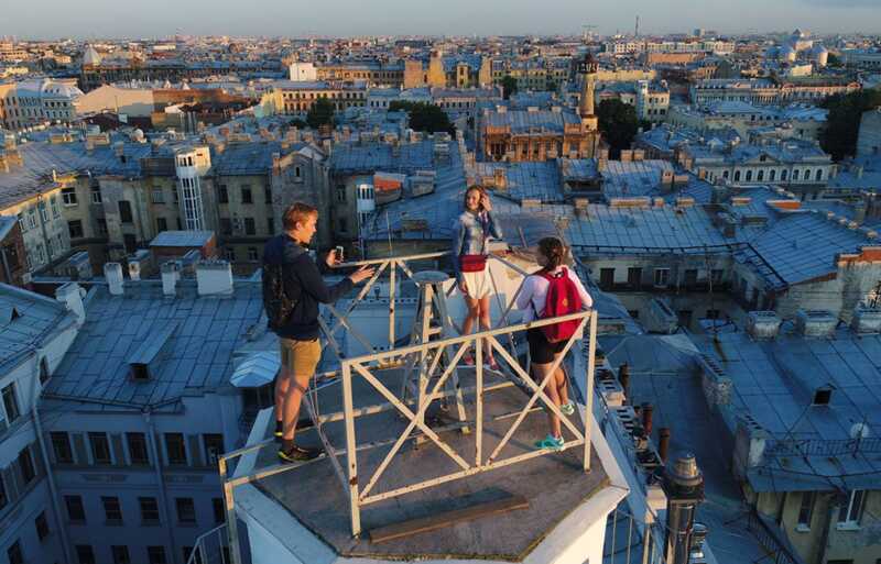50 туристов оказались заперты на крыше в Санкт-Петербурге во время экскурсии
