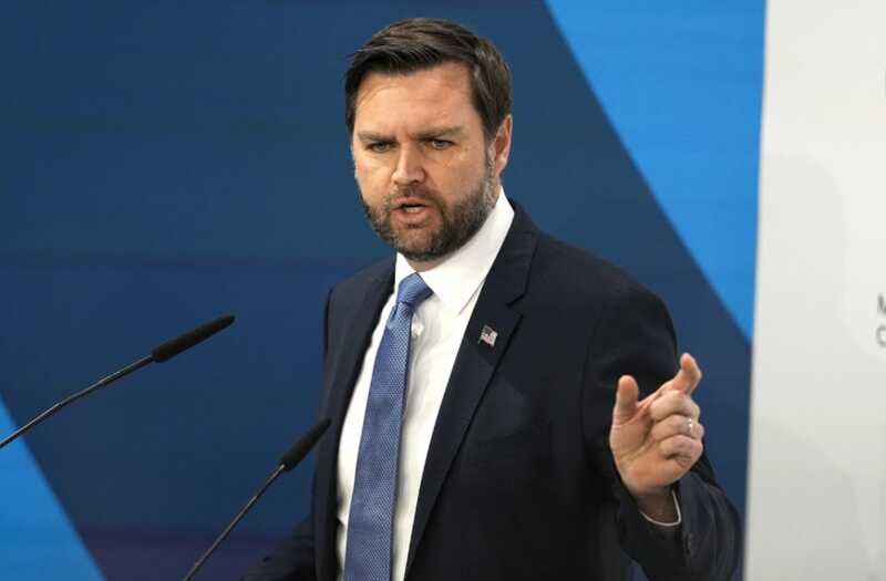 Во время своего выступления Венс показал неприличный жест в адрес критиков Трампа