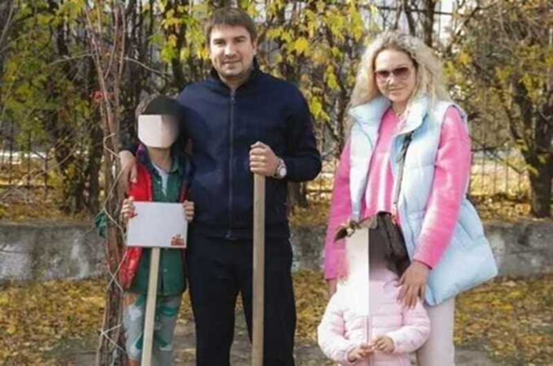 Во время семейной прогулки коррумпированный чиновник Бакин был замечен в часах Rolex и кроссовках Louis Vuitton